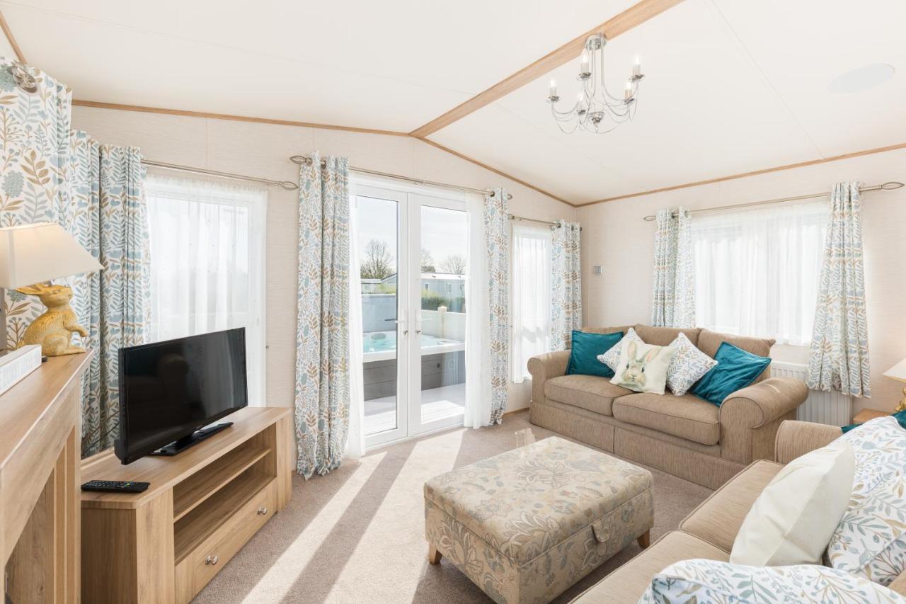 Cottontail Lodge - Hot Tub - Pet Friendly South Cerney Extérieur photo