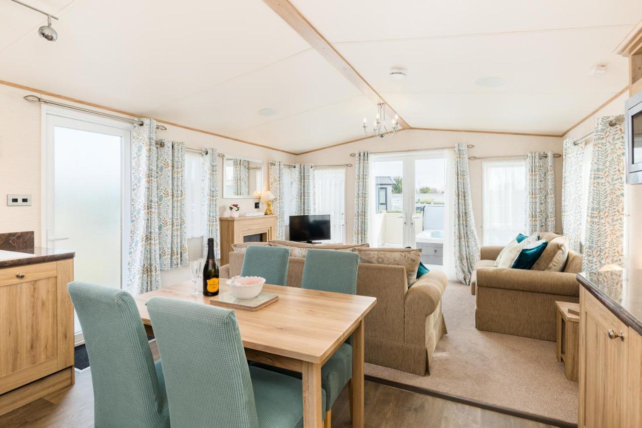 Cottontail Lodge - Hot Tub - Pet Friendly South Cerney Extérieur photo