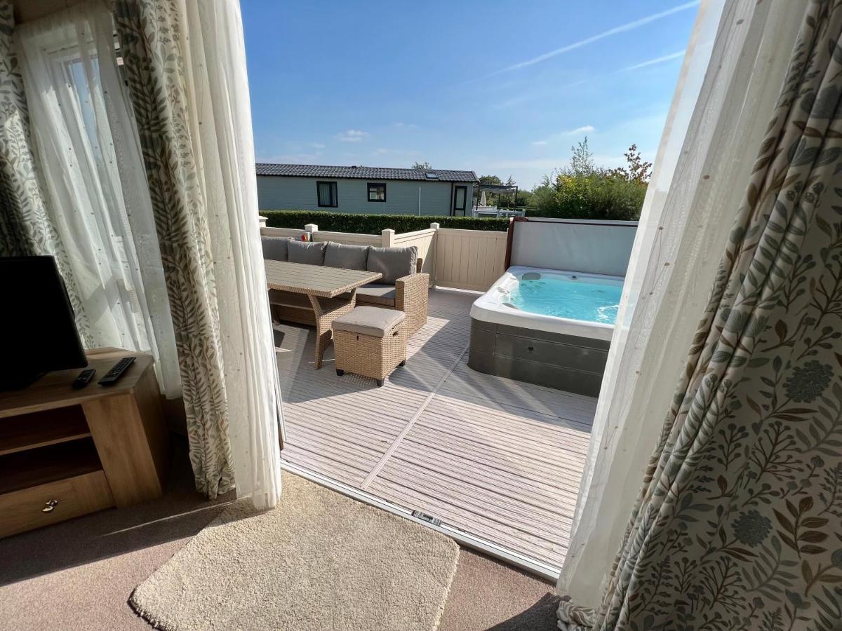 Cottontail Lodge - Hot Tub - Pet Friendly South Cerney Extérieur photo